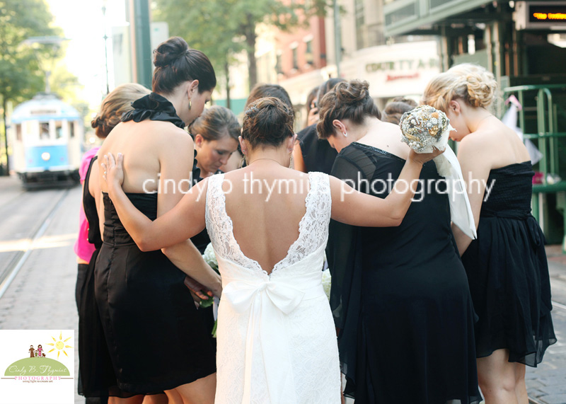 bride and grils praying memphis